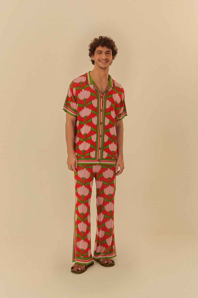 Imagen-de-un-pantalon-de-Jacquard-Banana-Deco-con-estampado-floral-vibrante-en-rojo-verde-y-rosa-vista-frontal.