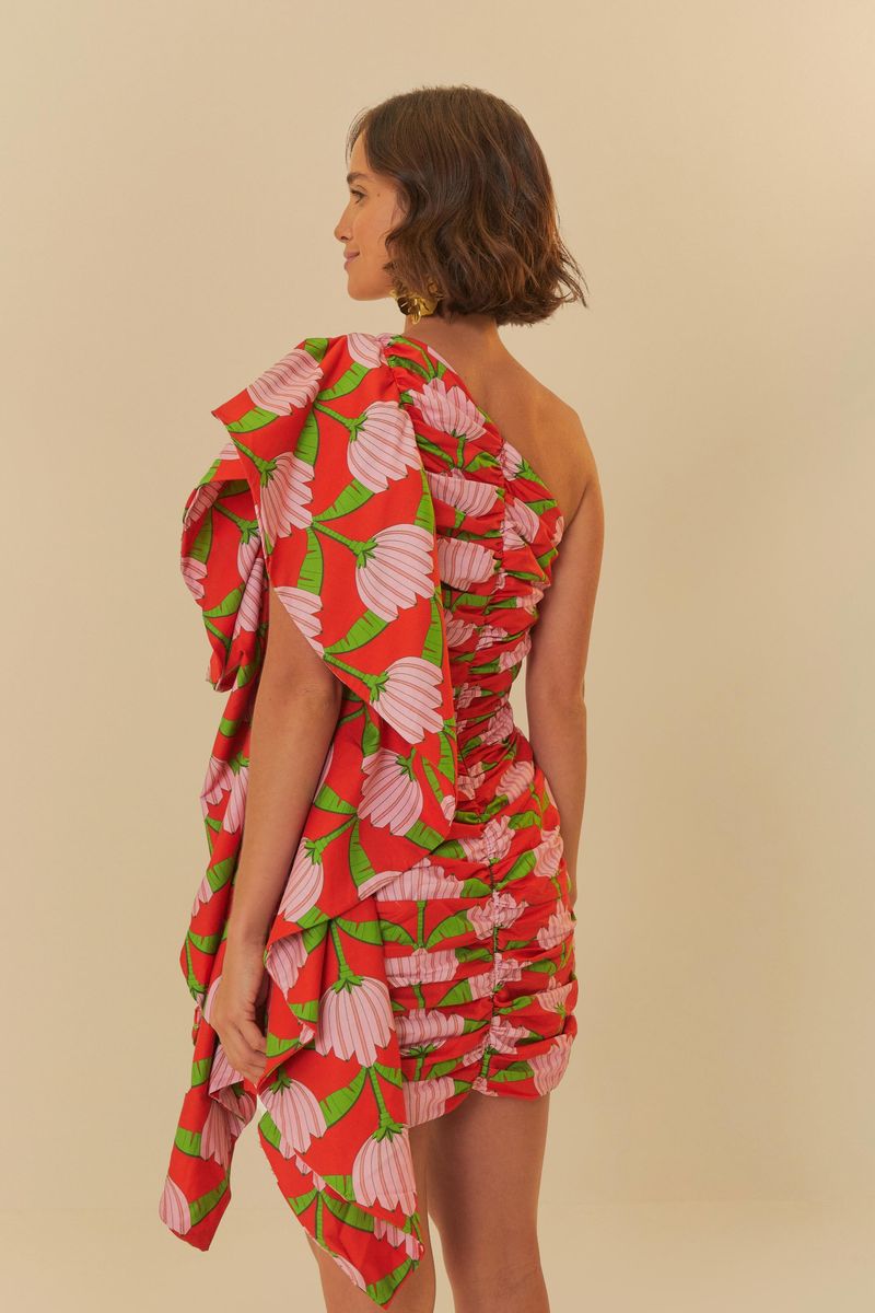 Vista posterior del vestido corto estampado, evidenciando el diseño asimétrico y el ajuste.