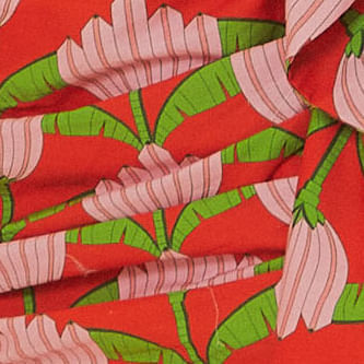 Acercamiento-al-estampado-de-platanos-del-vestido-destacando-los-elementos-decorativos-y-los-colores-vibrantes.