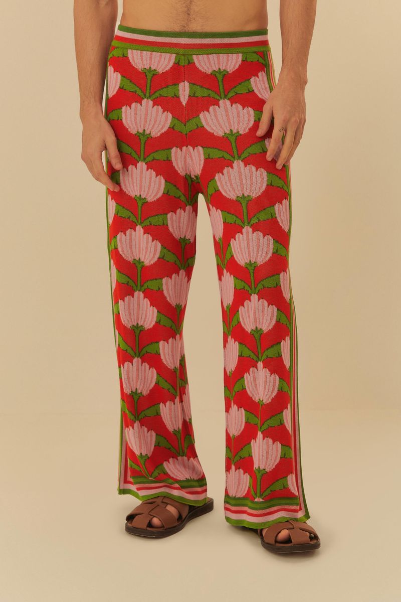Imagen-de-un-pantalon-de-Jacquard-Banana-Deco-con-estampado-floral-vibrante-en-rojo-verde-y-rosa-vista-lateral.