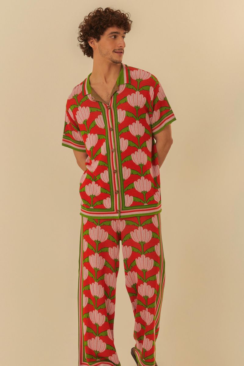 Imagen-de-un-pantalon-de-Jacquard-Banana-Deco-con-estampado-floral-vibrante-en-rojo-verde-y-rosa-vista-trasera.