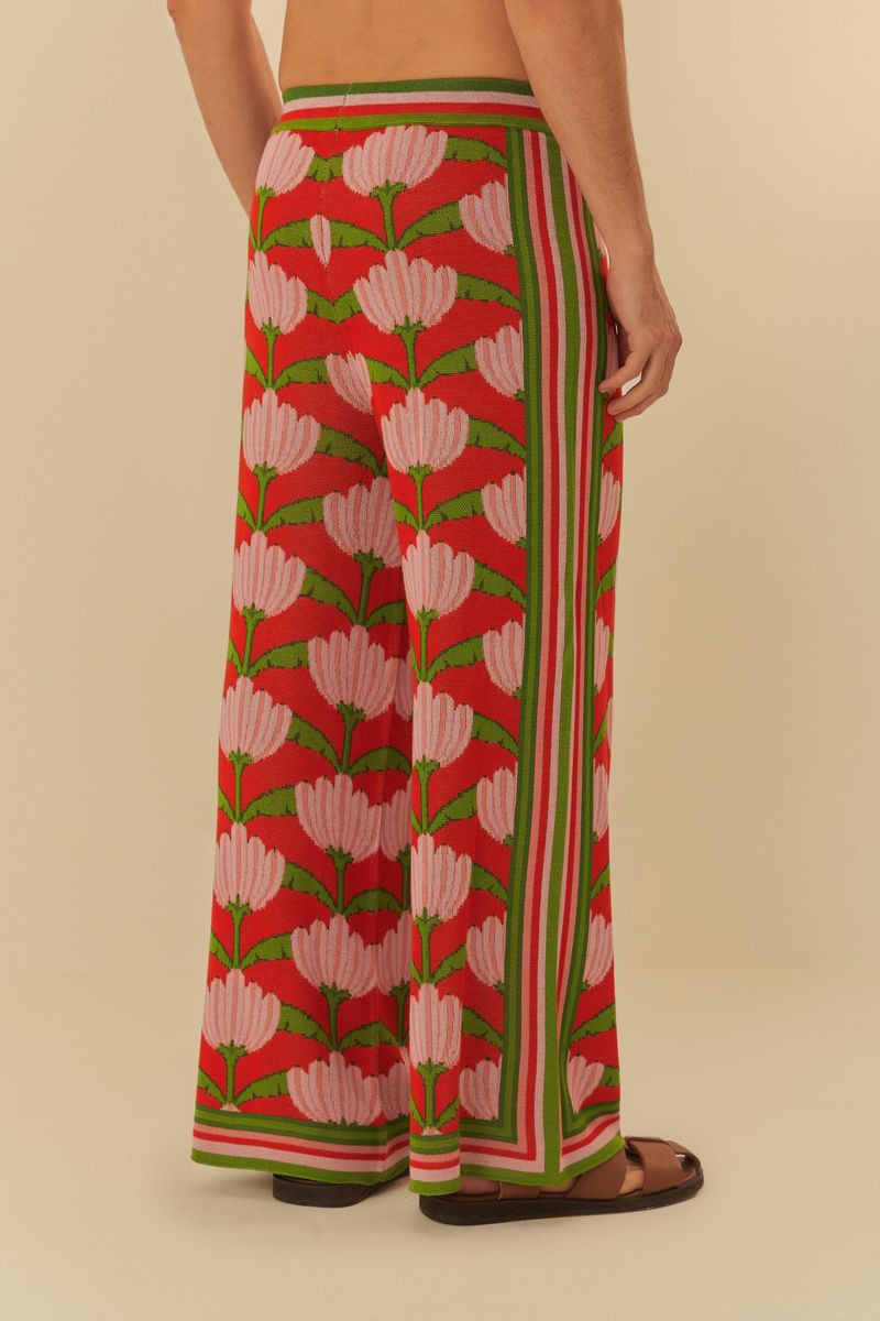Imagen-de-una-camisa-de-Jacquard-Banana-Deco-con-estampado-floral-vibrante-en-rojo-verde-y-rosa-vista-lateral.