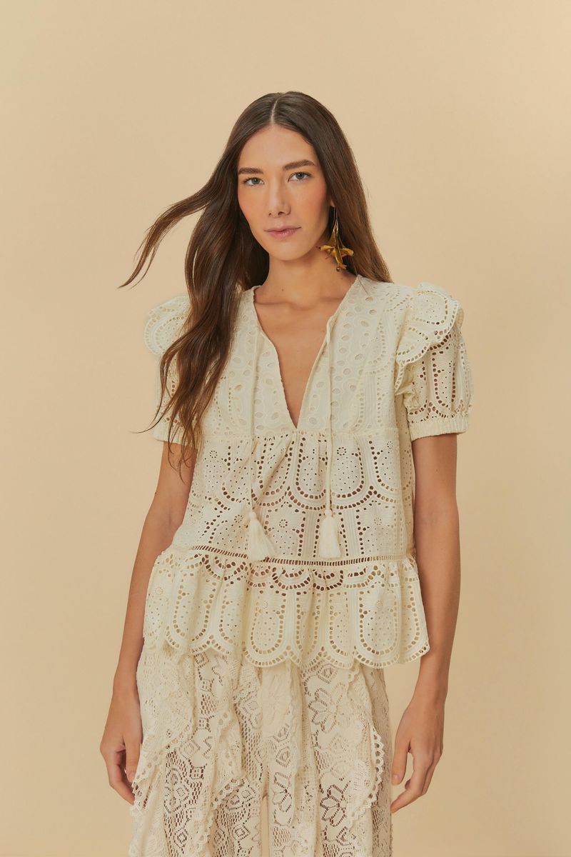 Blusa-Romantica-Laise-Florenca-vista-frontal-destacando-el-escote-en-V-y-las-mangas-abullonadas.