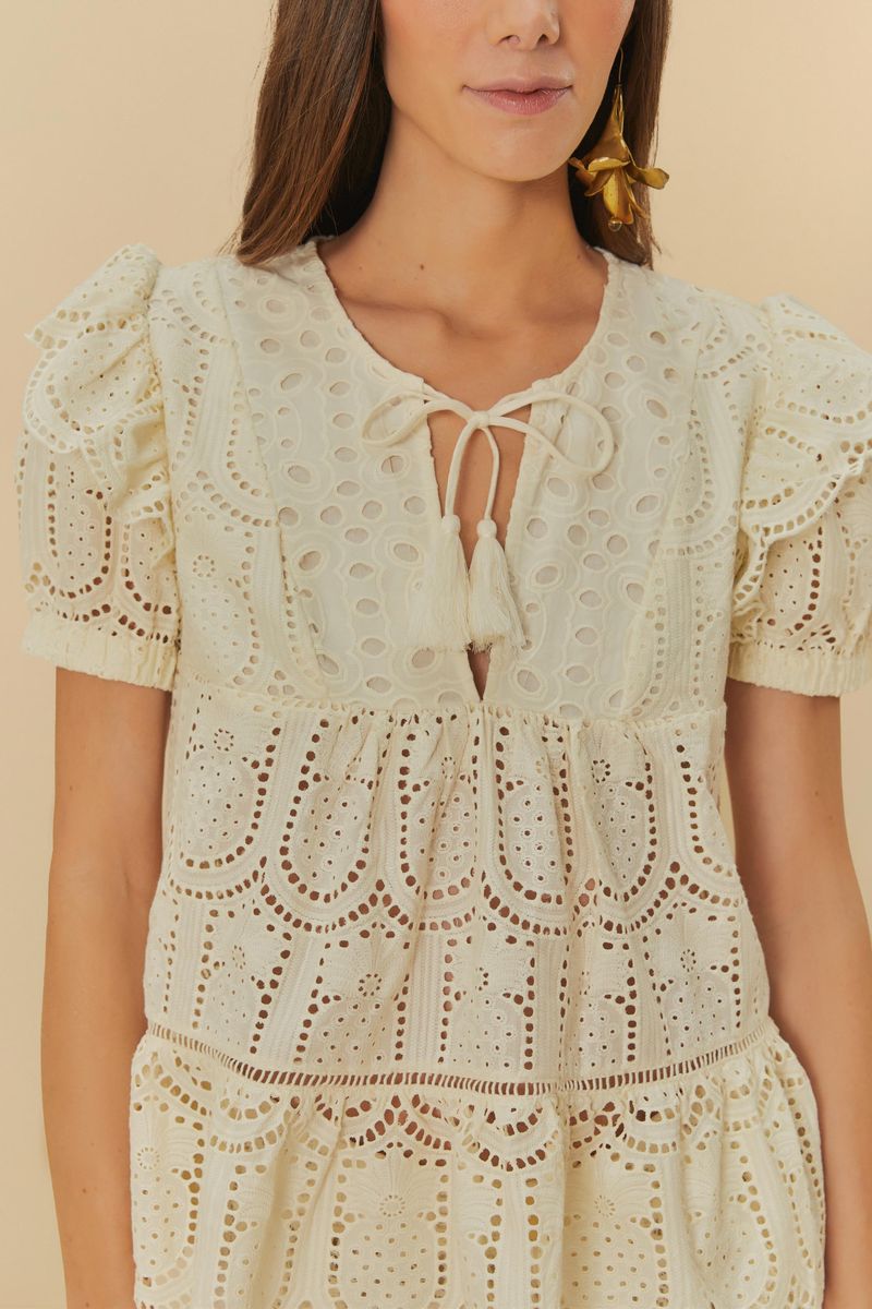 Detalle-del-escote-en-V-con-amarre-de-la-Blusa-Romantica-Laise-Florenca.