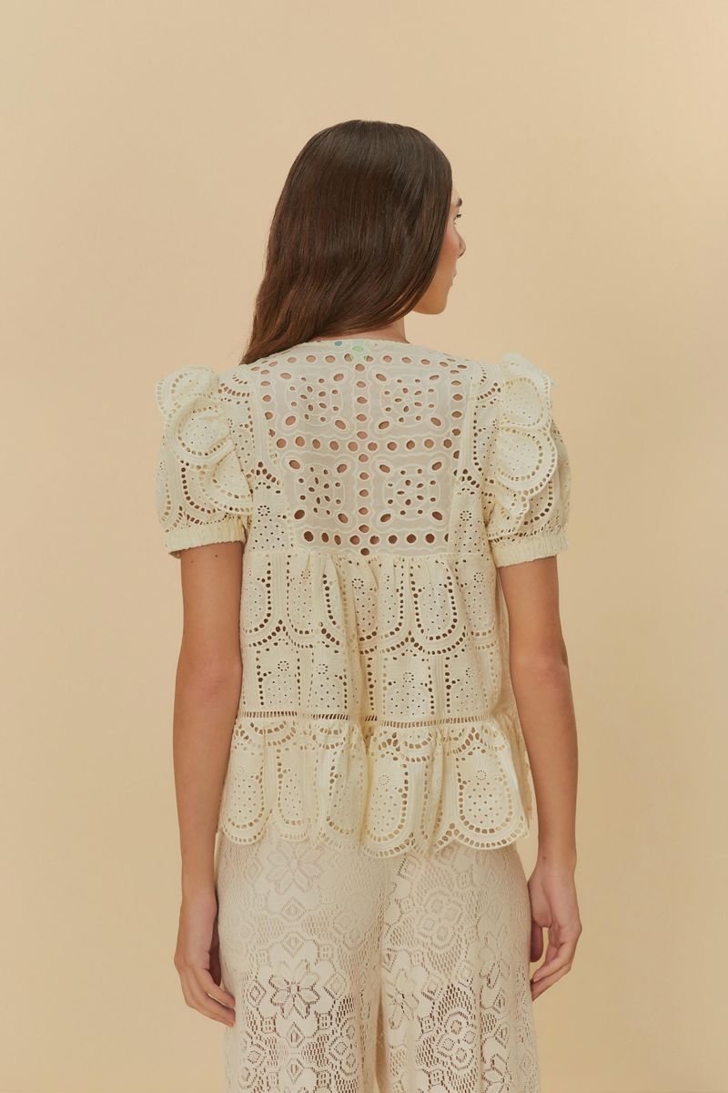 Vista-trasera-de-la-Blusa-Romantica-Laise-Florenca-mostrando-el-diseño-en-encaje-laise.