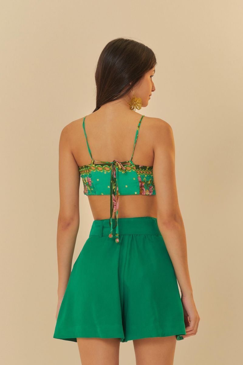 Vista trasera del top estampado tropical con ajuste ajustable.