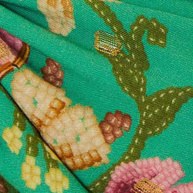 Detalle-del-estampado-tropical-del-top-con-elementos-florales-y-frutales.
