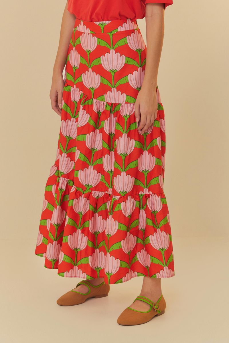 Detalle del estampado tropical de bananas estilizadas en la falda larga.