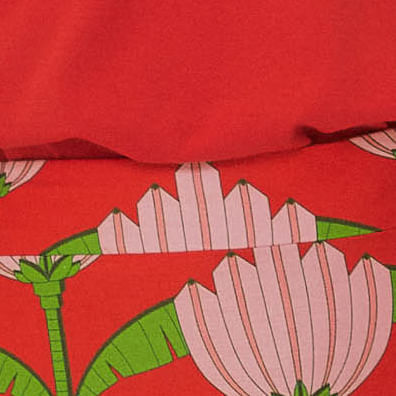 Primer-plano-del-estampado-tropical-de-bananas-estilizadas-en-la-falda.