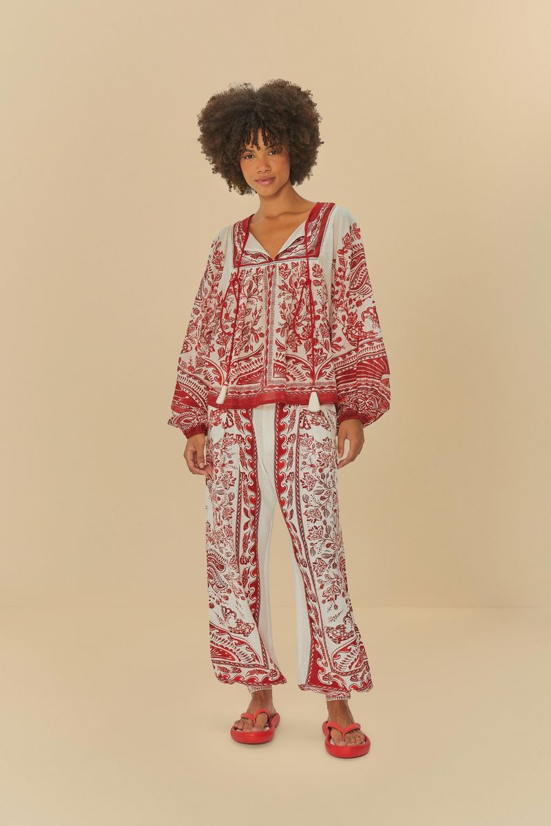 Modelo-luciendo-conjunto-estampado-con-chinelos-combinando.