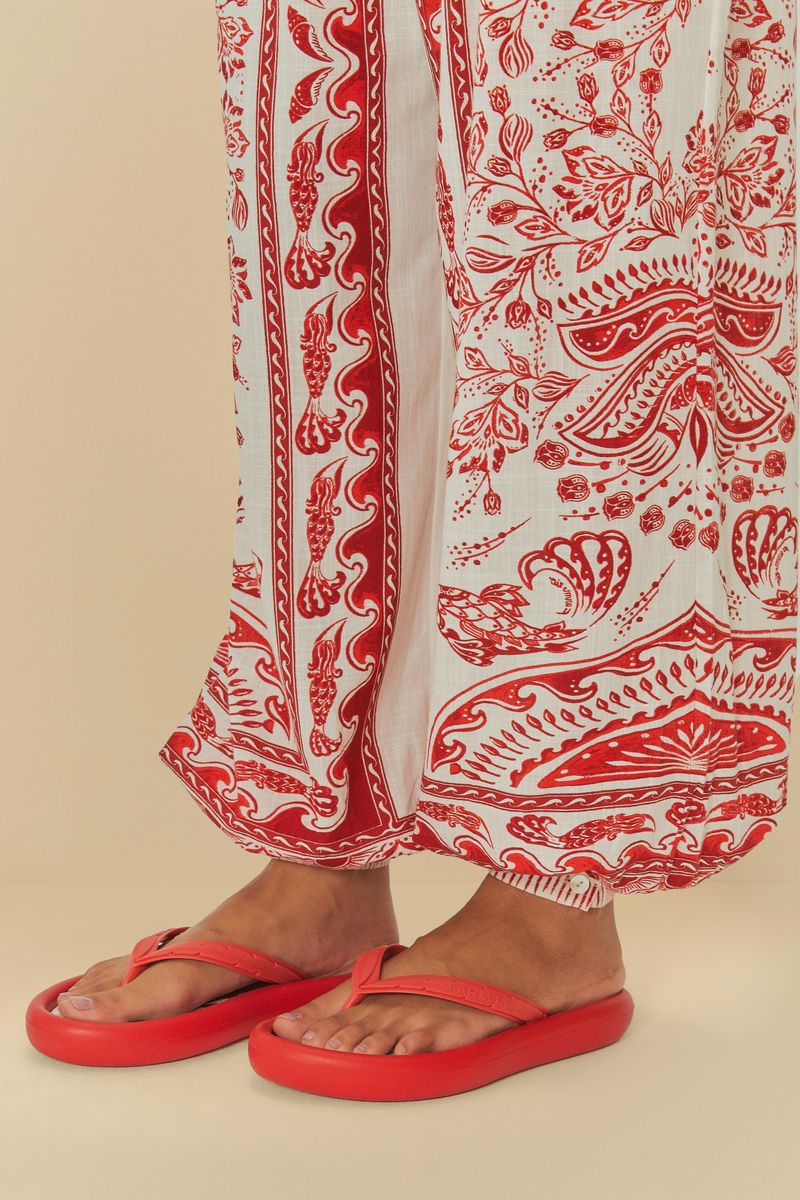 Detalle-del-conjunto-estampado-en-rojo-y-blanco-con-chinelos.