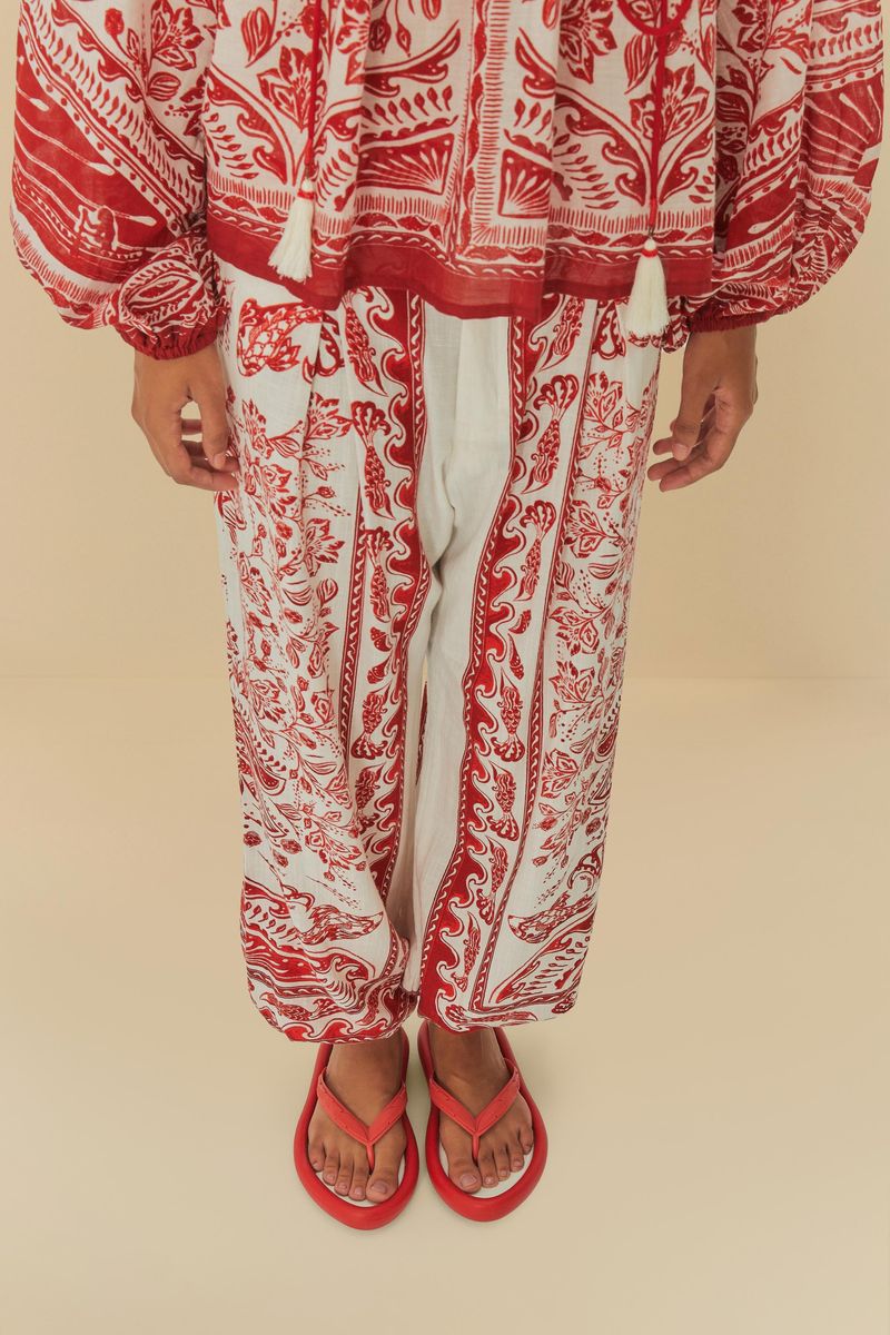 Vista-frontal-del-modelo-con-conjunto-estampado-y-chinelos.