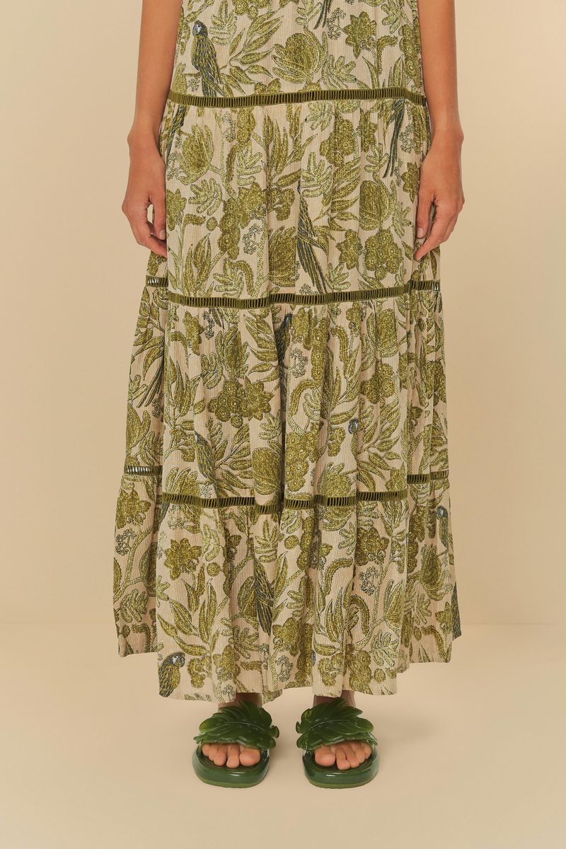 Acercamiento de una mujer usando las sandalias Jelly Slide con un vestido estampado.