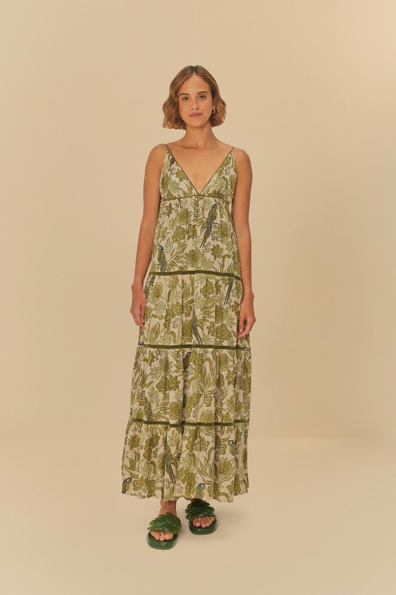 Vista frontal del vestido estampado combinado con sandalia slide verde.