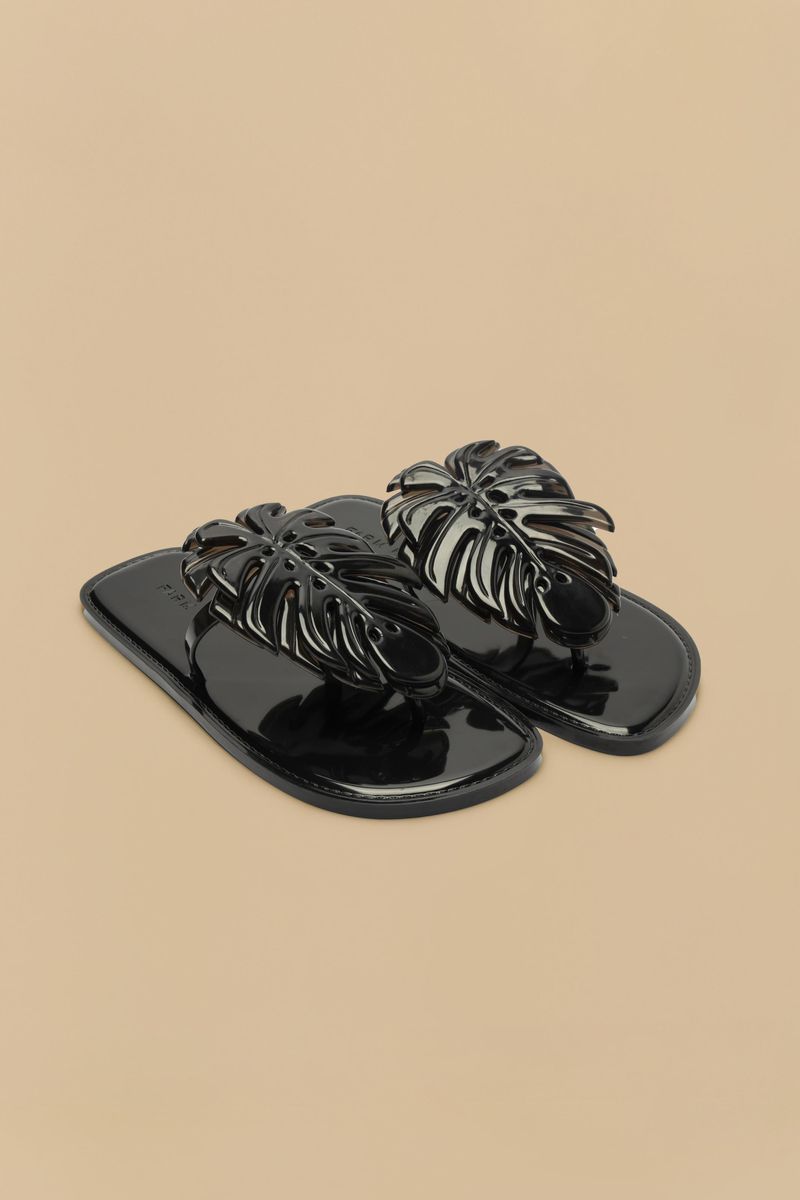 Sandalia Jelly negra con diseño minimalista y acabado en charol.