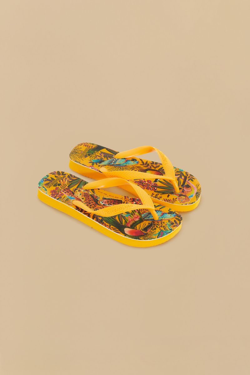 Vista-superior-de-chanclas-Havaiana-Selva-con-diseño-vibrante-de-animales-y-follaje.