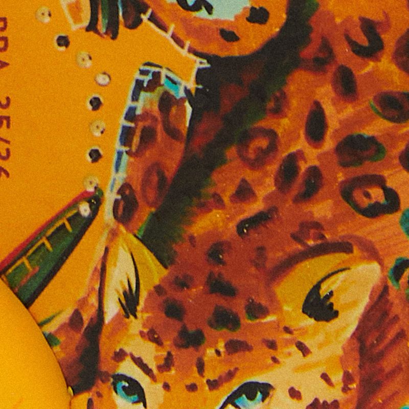 Vista-detallada-del-diseño-de-las-chanclas-Havaiana-Selva-enfocando-un-jaguar-y-follaje.