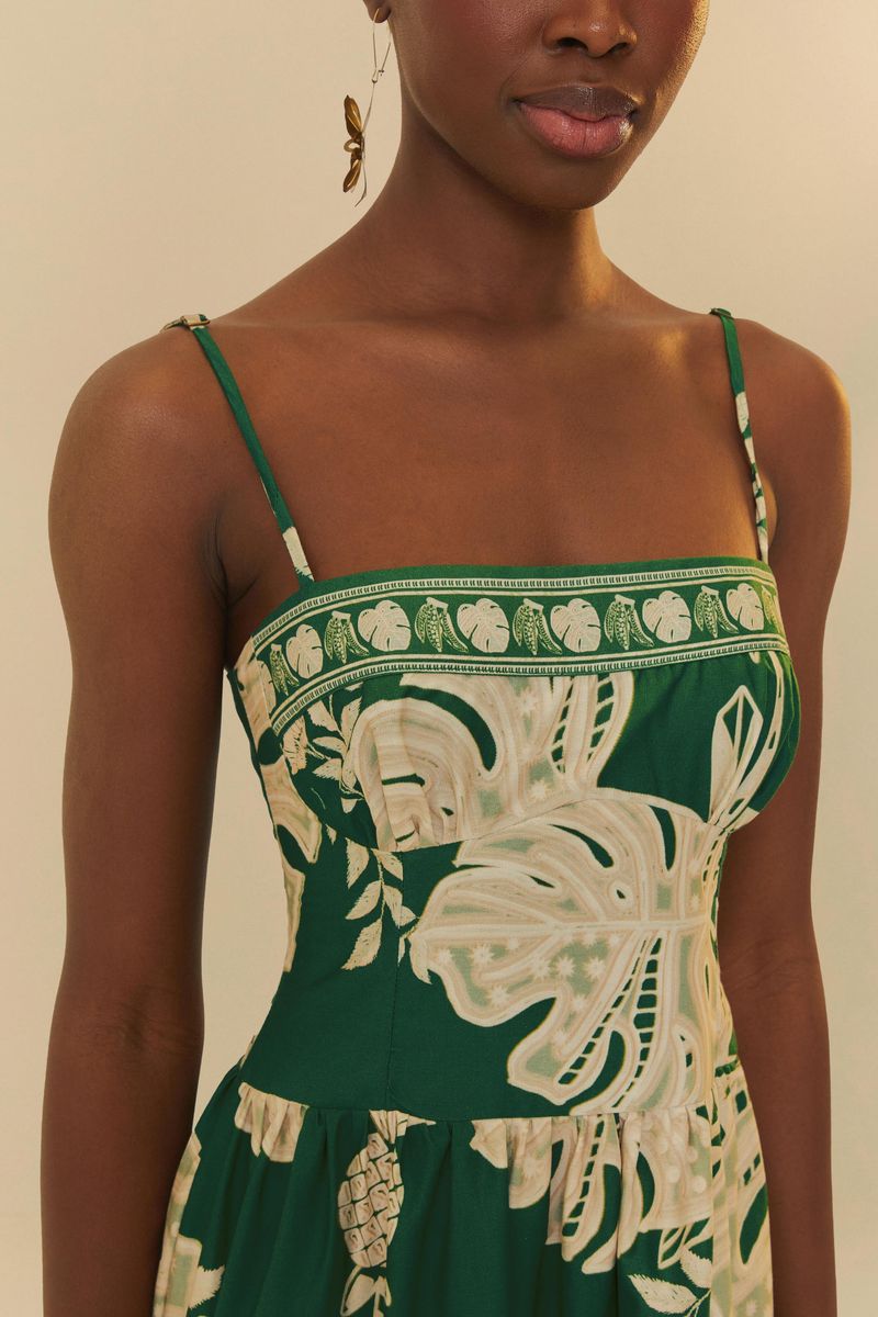 Close-up-del-escote-cuadrado-y-estampado-botanico-del-vestido.