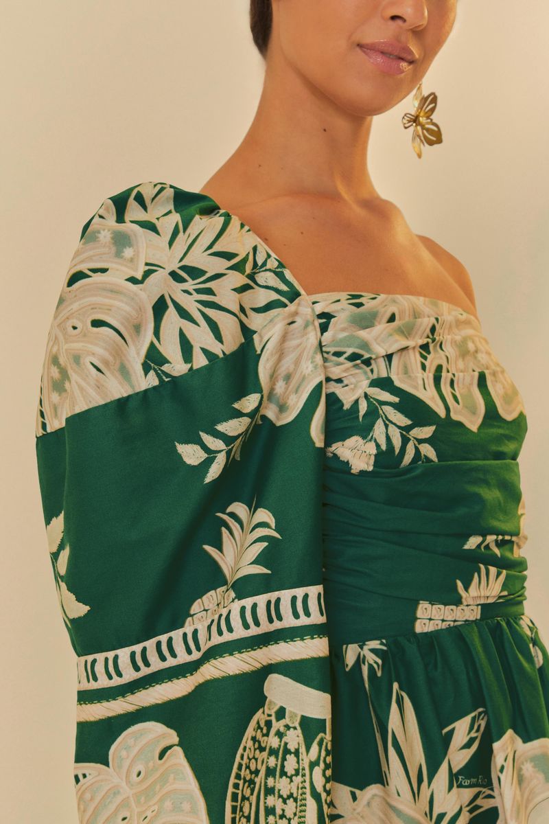 Detalle-del-vestido-mostrando-el-estampado-botanico-y-el-diseño-de-un-hombro-solo.