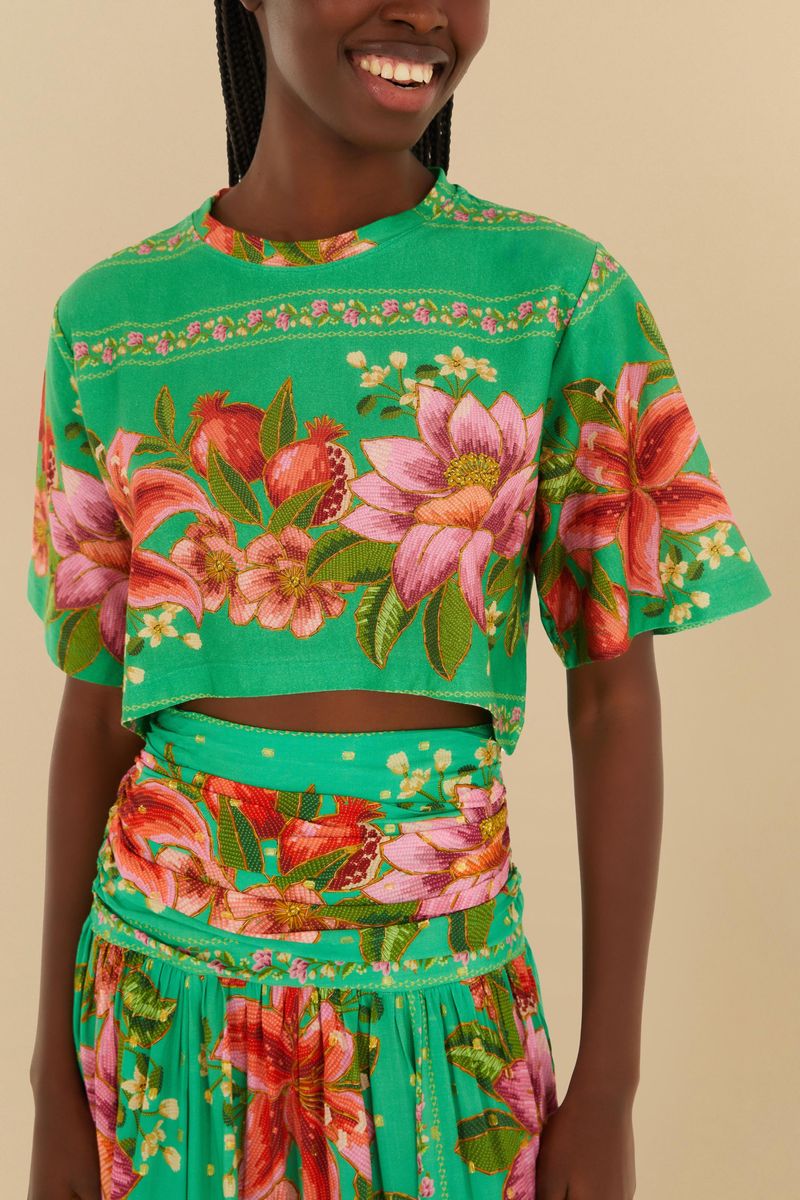 Detalle-del-estampado-floral-tropical-en-la-camiseta-cropped.