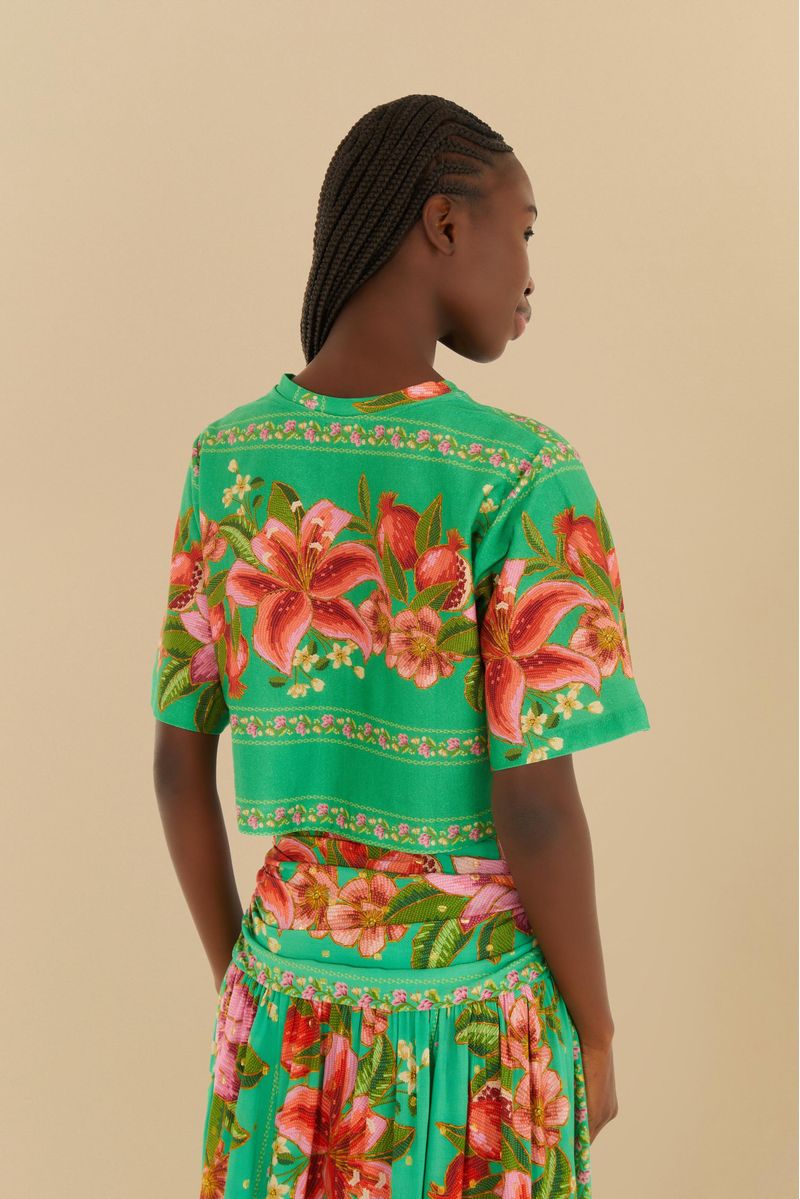 Camiseta-cropped-con-estampado-floral-tropical-vista-desde-atras.