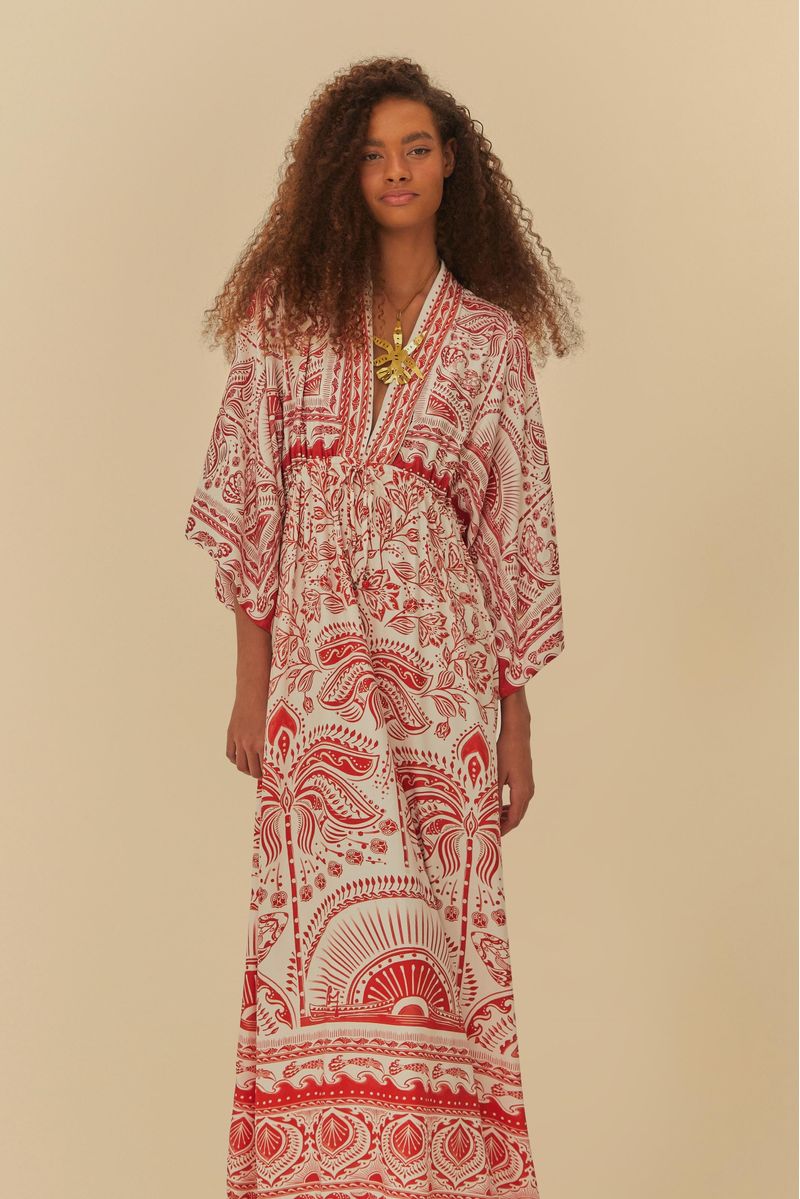 Imagen de una modelo vistiendo un vestido largo estampado con patrón rojo y blanco, vista frontal.