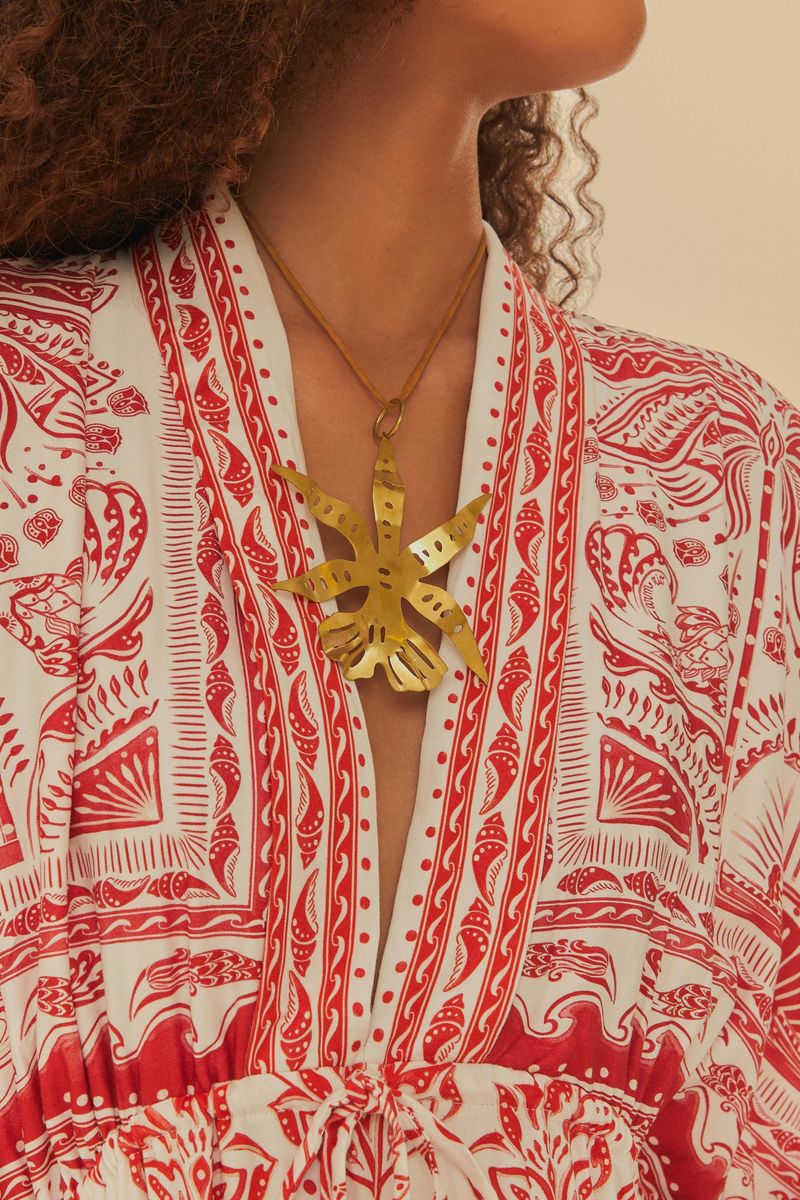Imagen-de-una-modelo-vistiendo-un-vestido-largo-estampado-con-patron-rojo-y-blanco-vista-trasera.