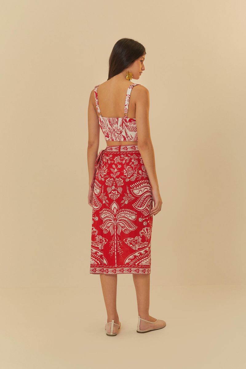 Detalle del estampado tropical en rojo y blanco de la falda pareo.