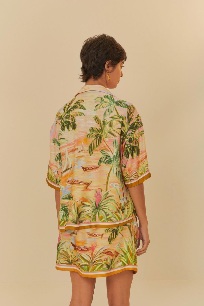 Camisa-cropped-con-estampado-tropical-vista-desde-atras-mostrando-el-patron-continuo-y-detalles-llamativos.