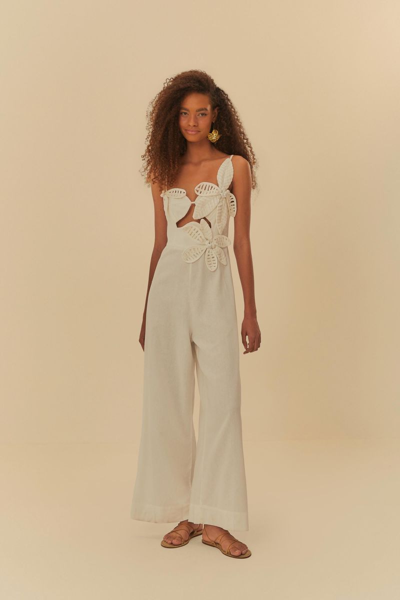 Imagen de un vestido artesanal con detalles florales en un fondo neutro.
