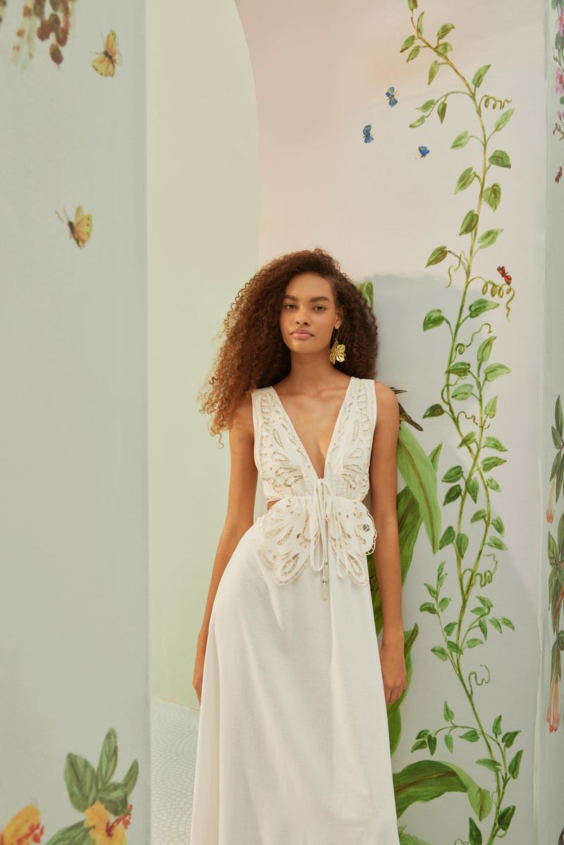 Acercamiento del vestido blanco mostrando los detalles artesanales en la parte frontal.