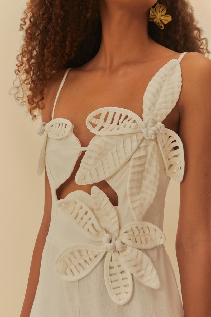 Acercamiento de los detalles florales en el corpiño del vestido.