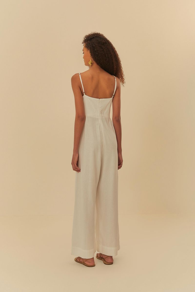 Vista trasera del vestido mostrando el diseño de los tirantes y el ajuste.