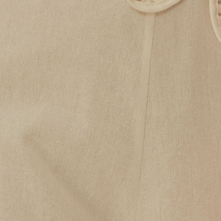 Detalle-del-tejido-del-vestido-mostrando-su-textura.