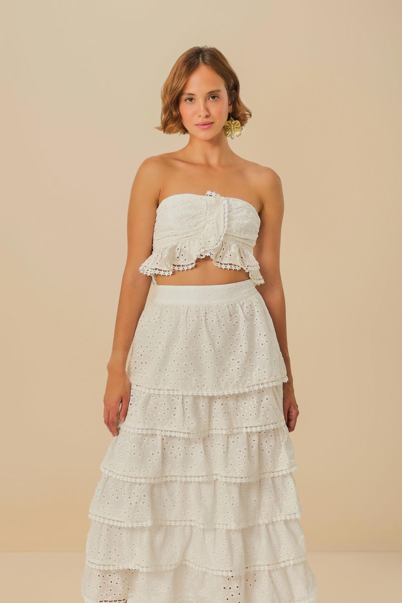 Modelo usando un conjunto de falda y top de laise blanco, vista frontal.