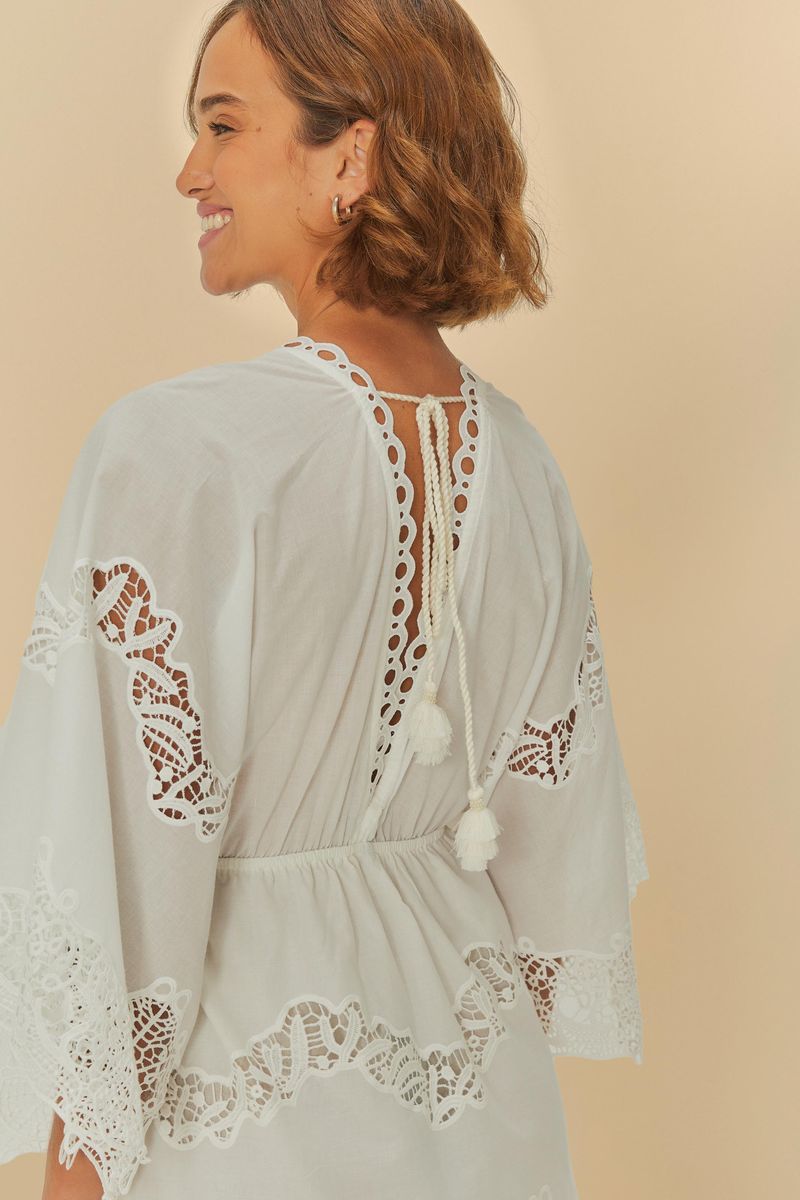 Imagen trasera del vestido cropped con detalles artesanales, mostrando el diseño de la parte posterior con amarre y detalles decorativos.