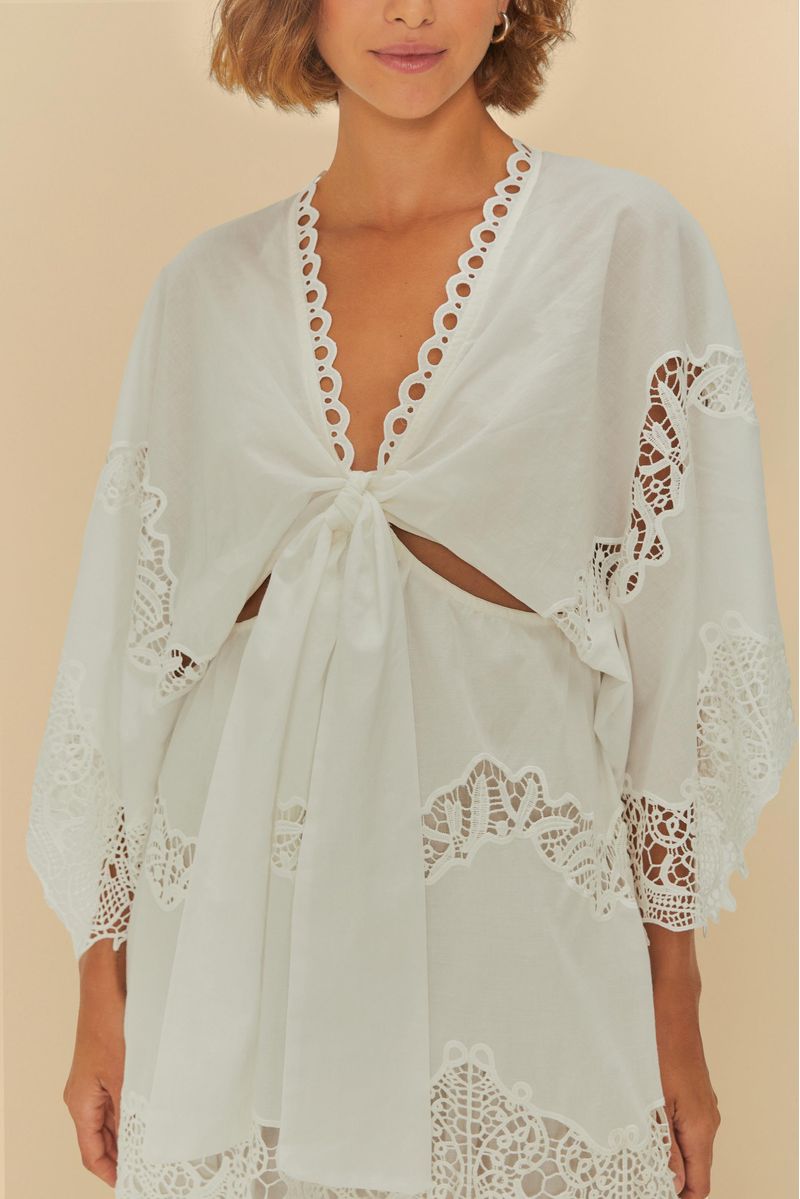 Imagen frontal del vestido cropped con detalles artesanales, mostrando el diseño del escote y los detalles decorativos.