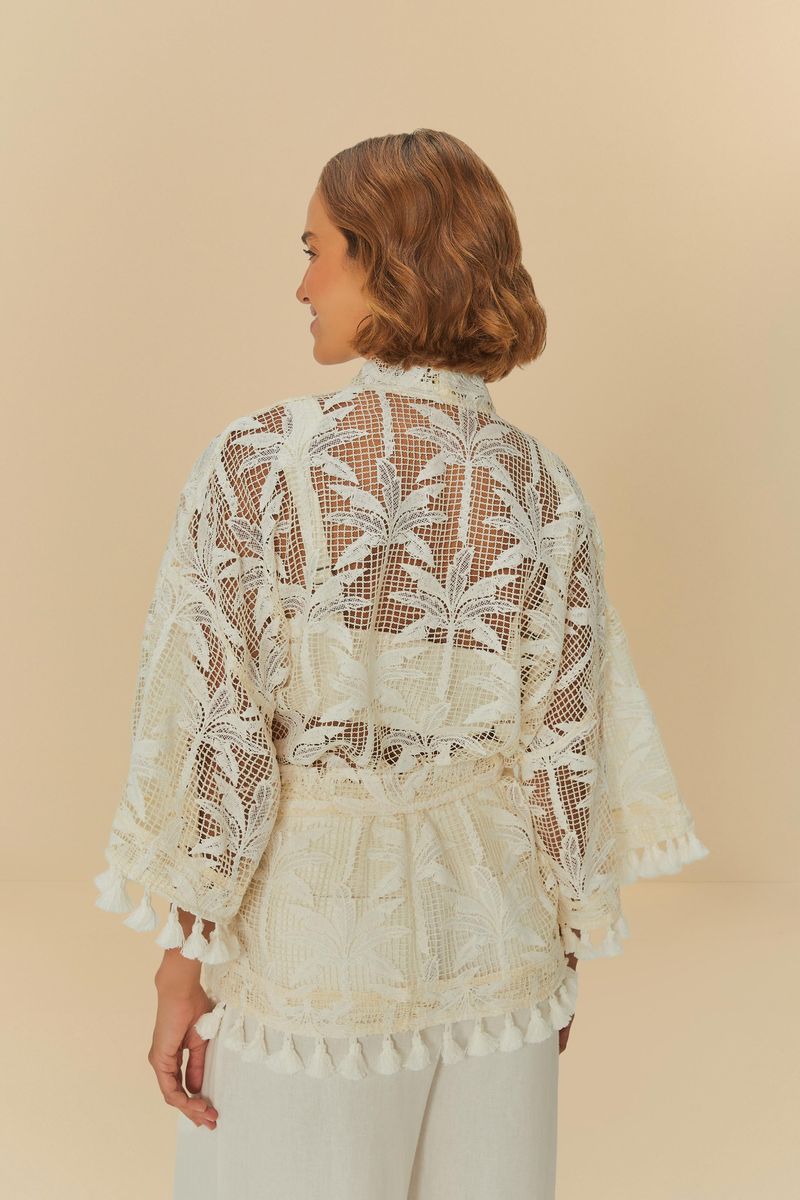 Kimono beige con estampado de palmeras, visto desde atrás, mostrando detalles del estampado.