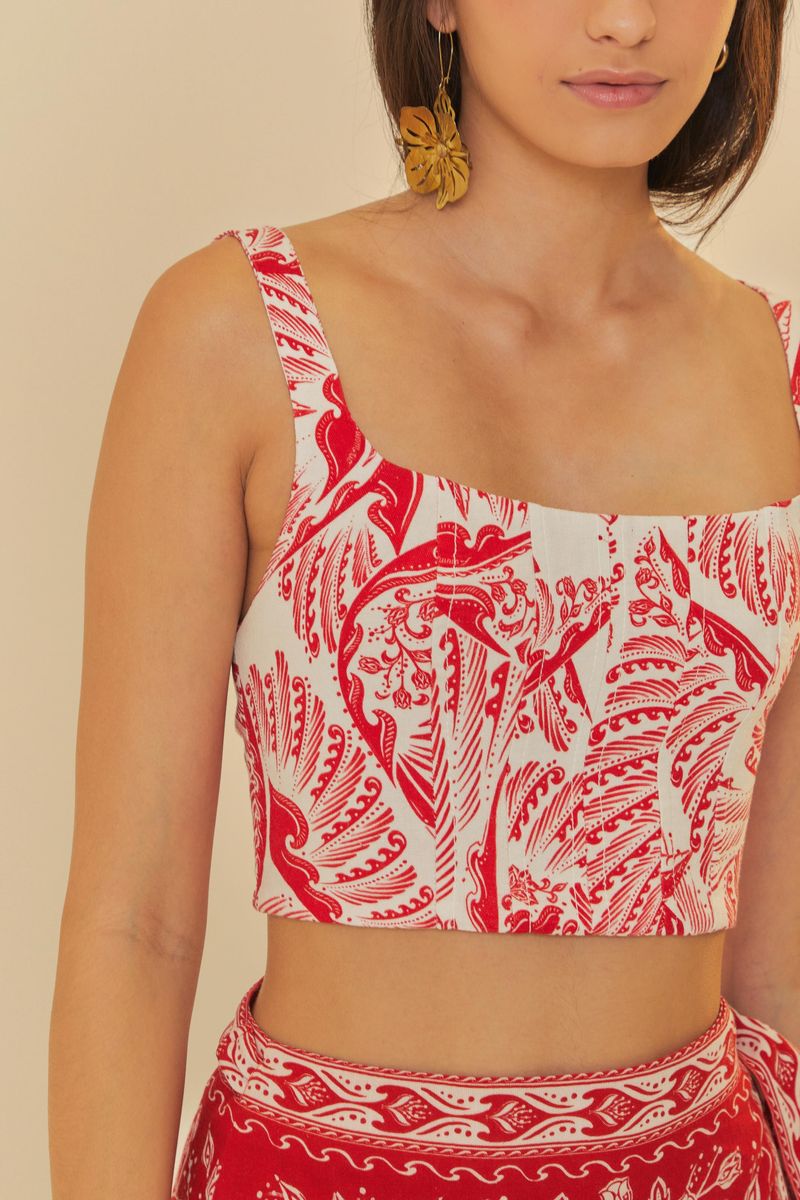 Close-up de la blusa estampada de tucano, destacando el escote.