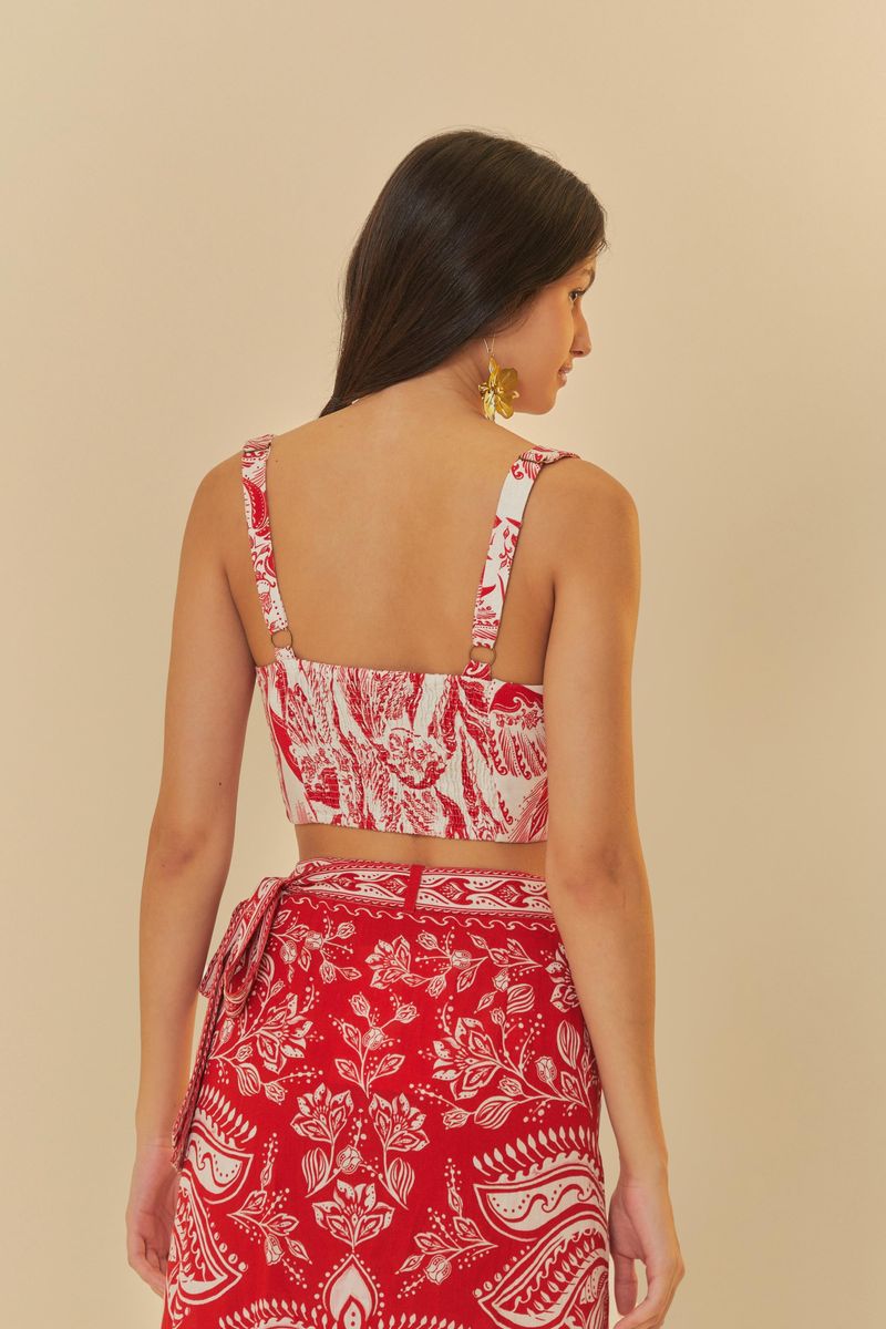 Vista trasera de la blusa estampada de tucano, mostrando detalles de la espalda.