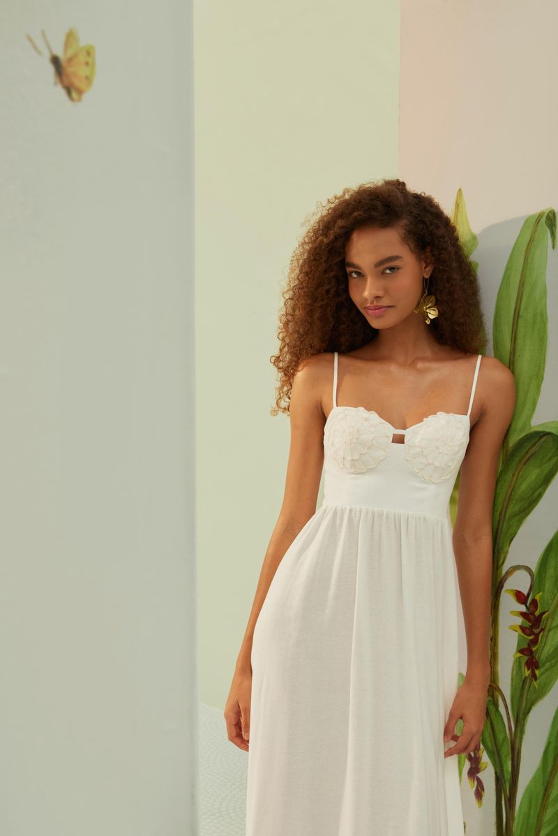 Primer plano del vestido floral con tirantes finos y escote cuadrado