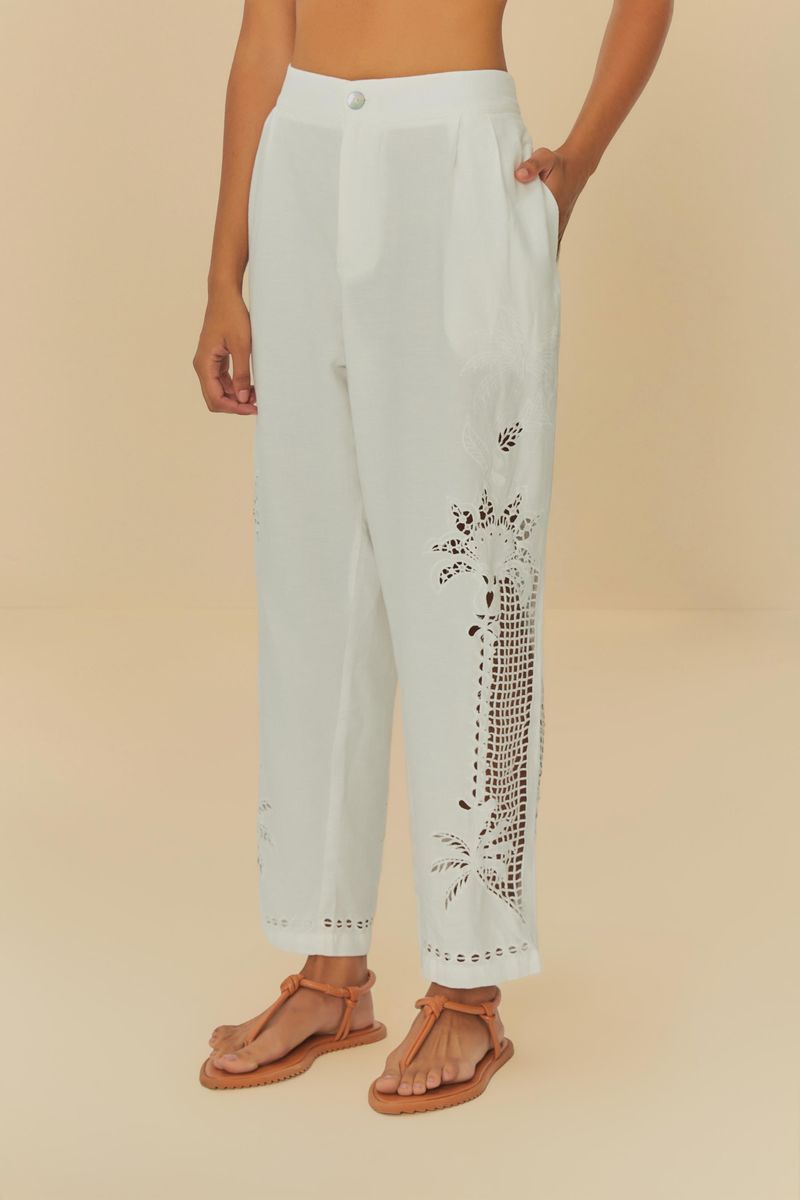 Imagen-de-un-pantalon-Richelieu-Palmeira-con-detalles-bordados-en-primer-plano.