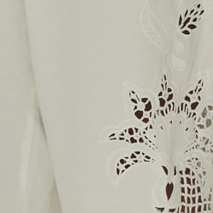 Imagen-lateral-del-pantalon-Richelieu-Palmeira-resaltando-los-bordados-botanicos.