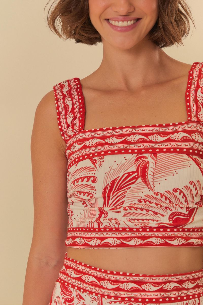 Detalle de la impresión de tucán en la blusa, vista cercana.