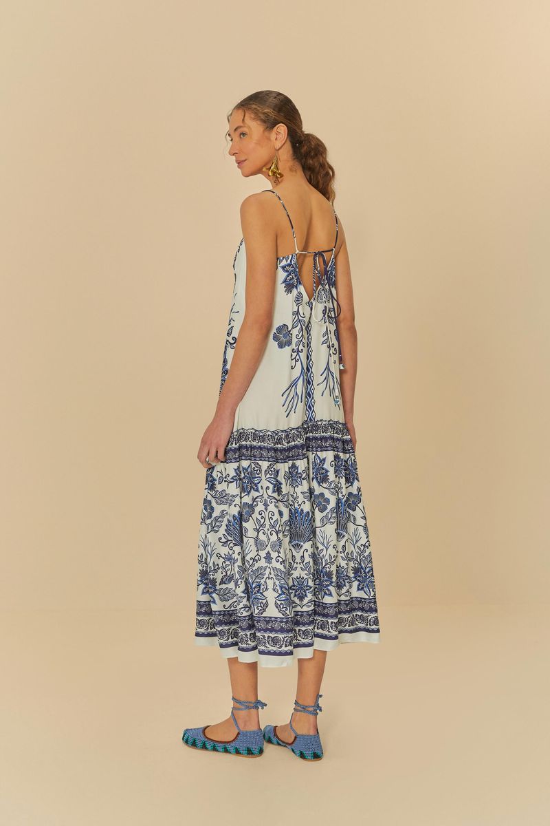 Vista trasera del vestido cropped con estampado botánico azul.