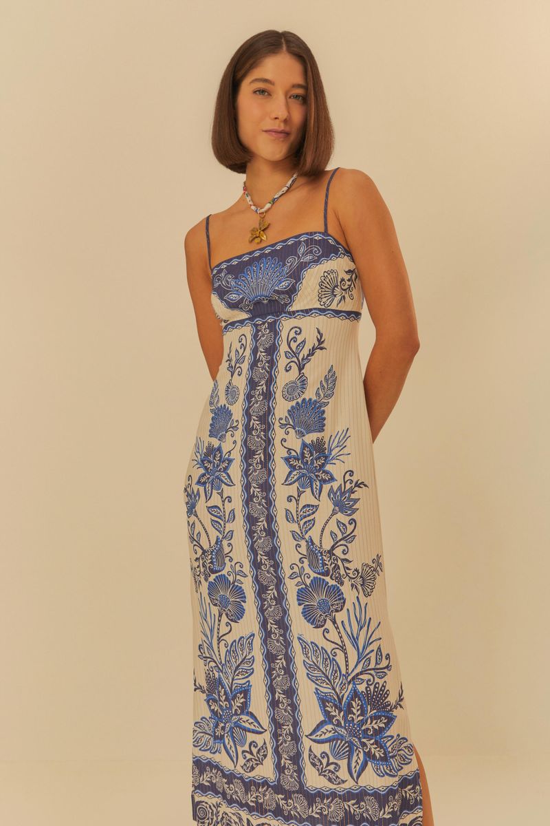 Acercamiento del vestido midi con estampado botánico azul, destacando el escote redondo.