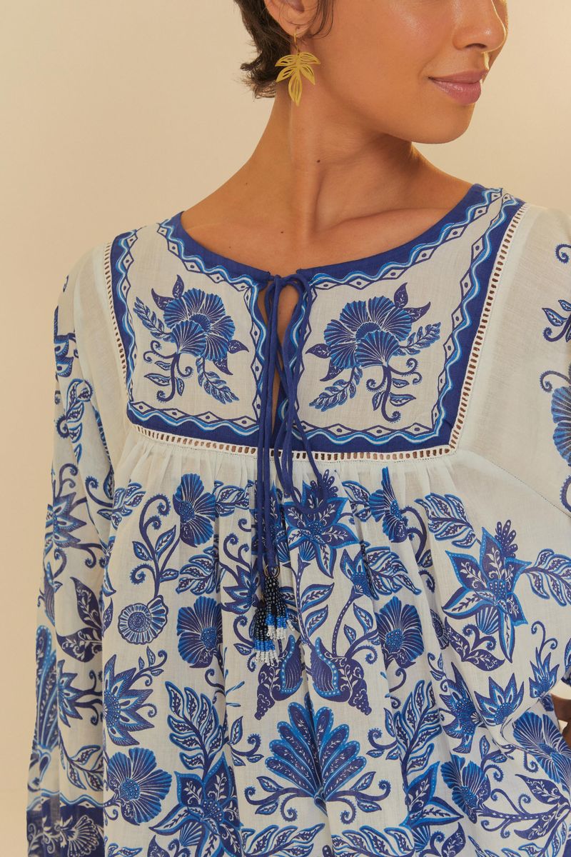Detalle del escote en V y bordado de la Blusa Jardín De Concha.