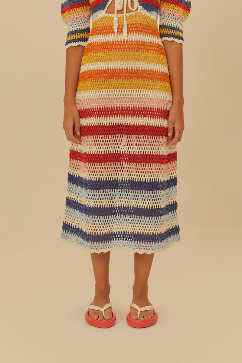 Imagen de un vestido de crochet multicolor combinado con sandalias vibrantes.