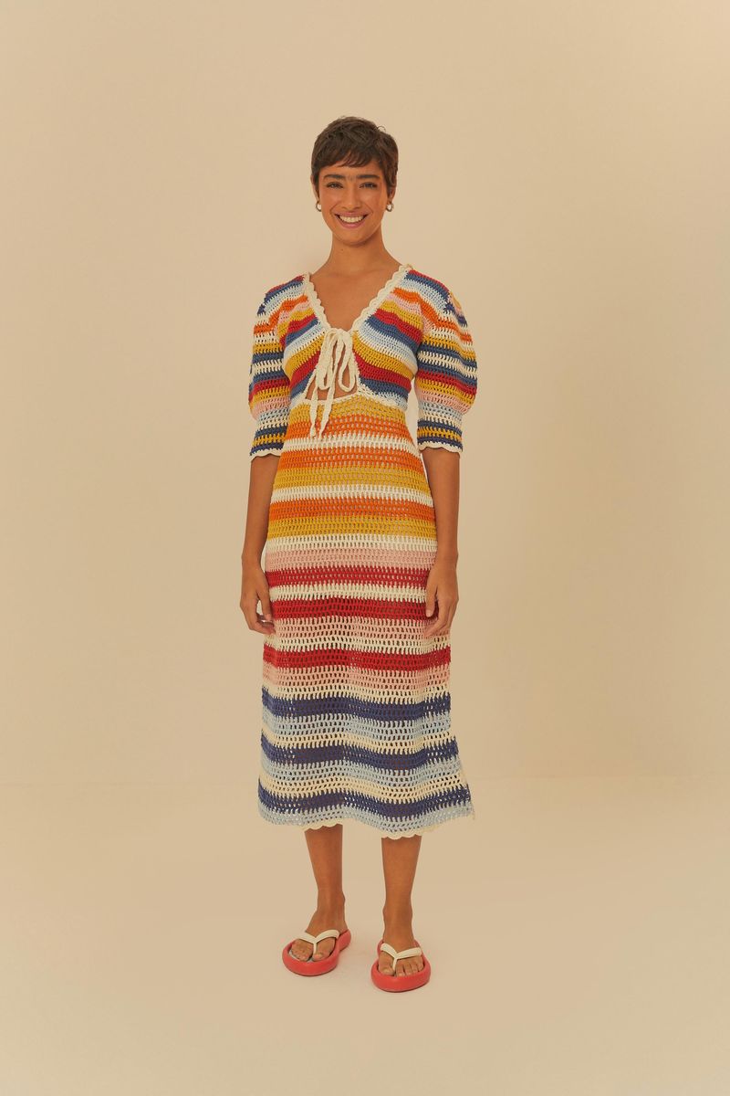 Vista trasera del vestido de crochet multicolor con sandalias.