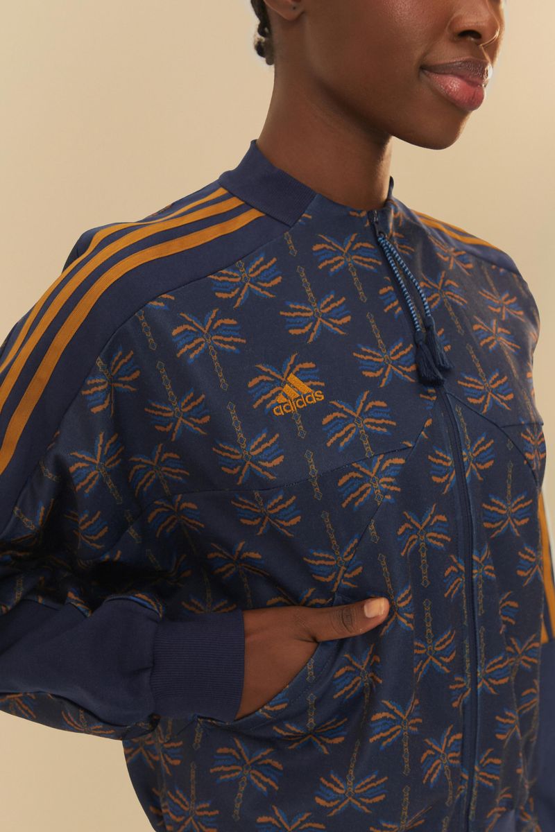 Close-up-del-cuello-alto-y-estampado-de-la-chaqueta-Adidas-Palms-Party-Marron.